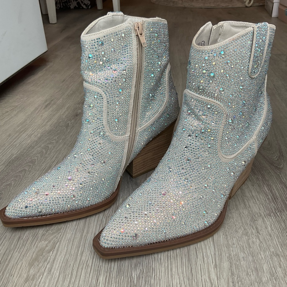 Silver rhinestone boot. Inside zipper easy on/off TTS Very G brand Kady boot